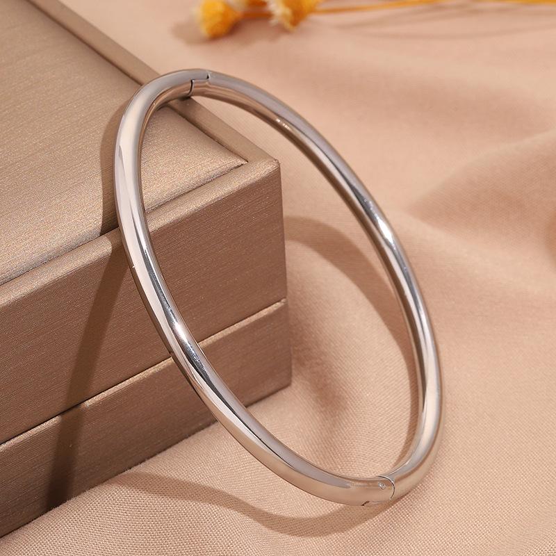Hot-selling titanium steel bracelet, girls' high-end sense of fashion, popular light luxury in Europe and the United States, Gypsy star love diamond