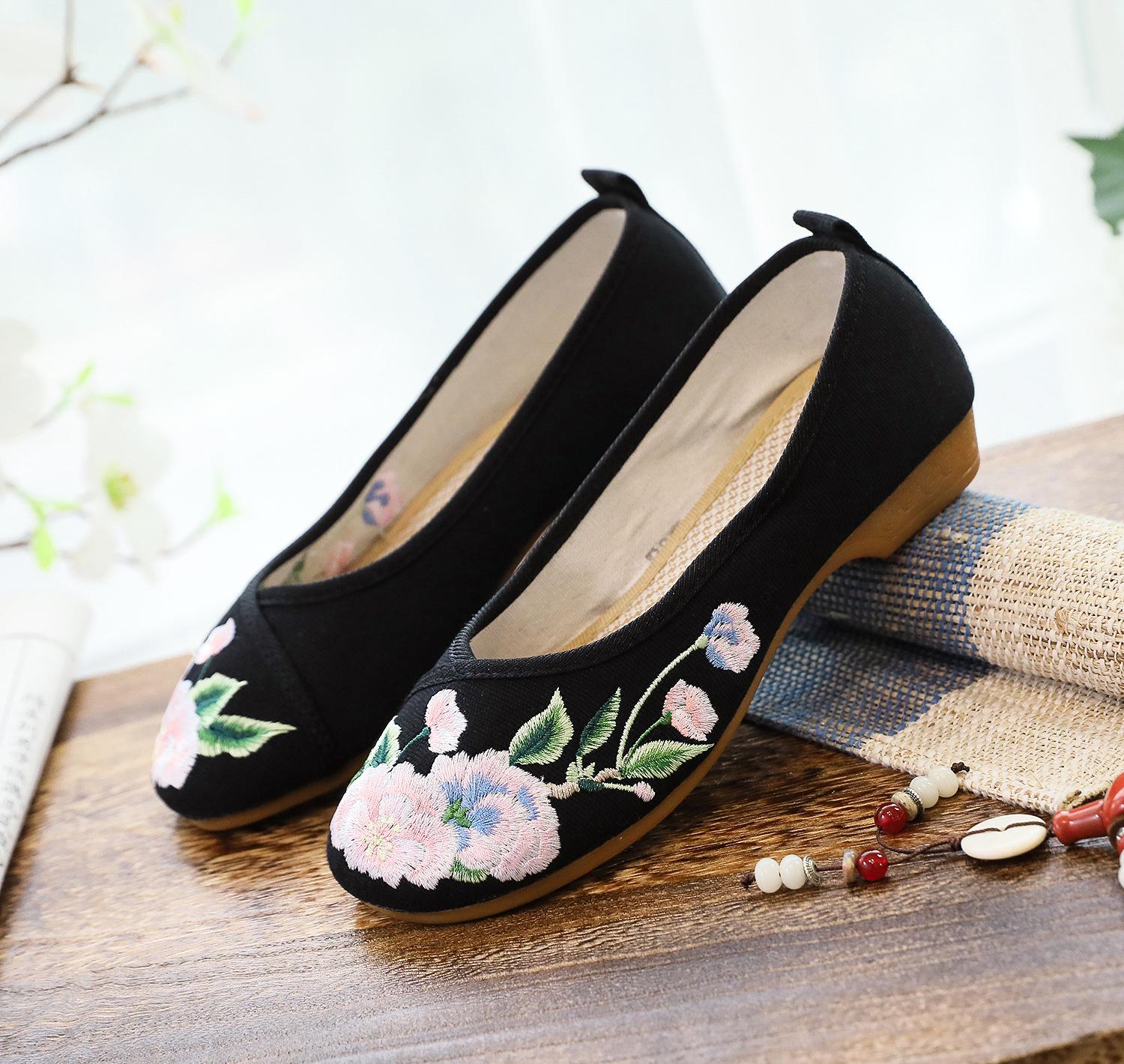 

Женские туфли в этническом стиле из вышитой ткани с подошвой из коровьей кожи, низким каблуком и неглубоким носом — идеальный вариант для весны и осени. 41