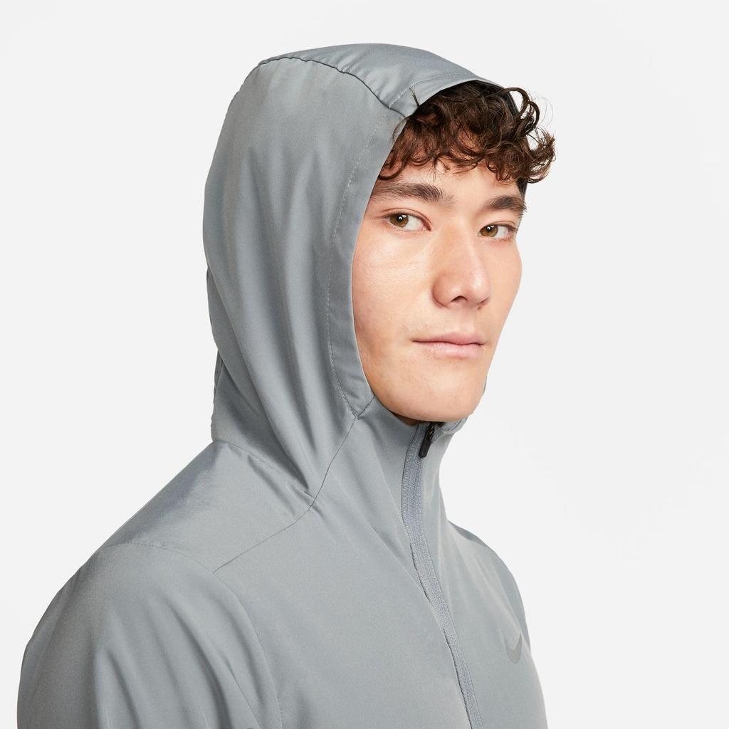 Nike Foam Hooded Versatile Jacket with Reflective Material in Smoke This jacket is perfect for gym workouts and fitness Available in Size Dri-FIT