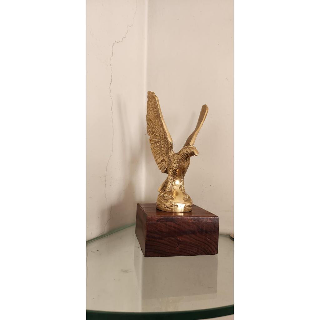 Águia Voadora de Metal com Base Peça de Exibição Estátua Decorativa Peça de Exibição Antiga Troféu Prêmio Lembrança, Força de Poder Vastu, 24 Cm, 10 Cm, Dourado