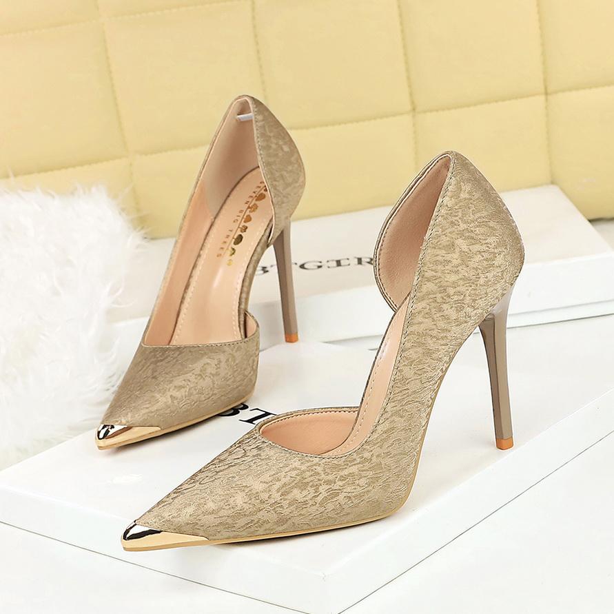 

Sharp pointed shallow mouth hollowed out high heels for women, thin heels, metal decorative silk single shoes 35 шампанського