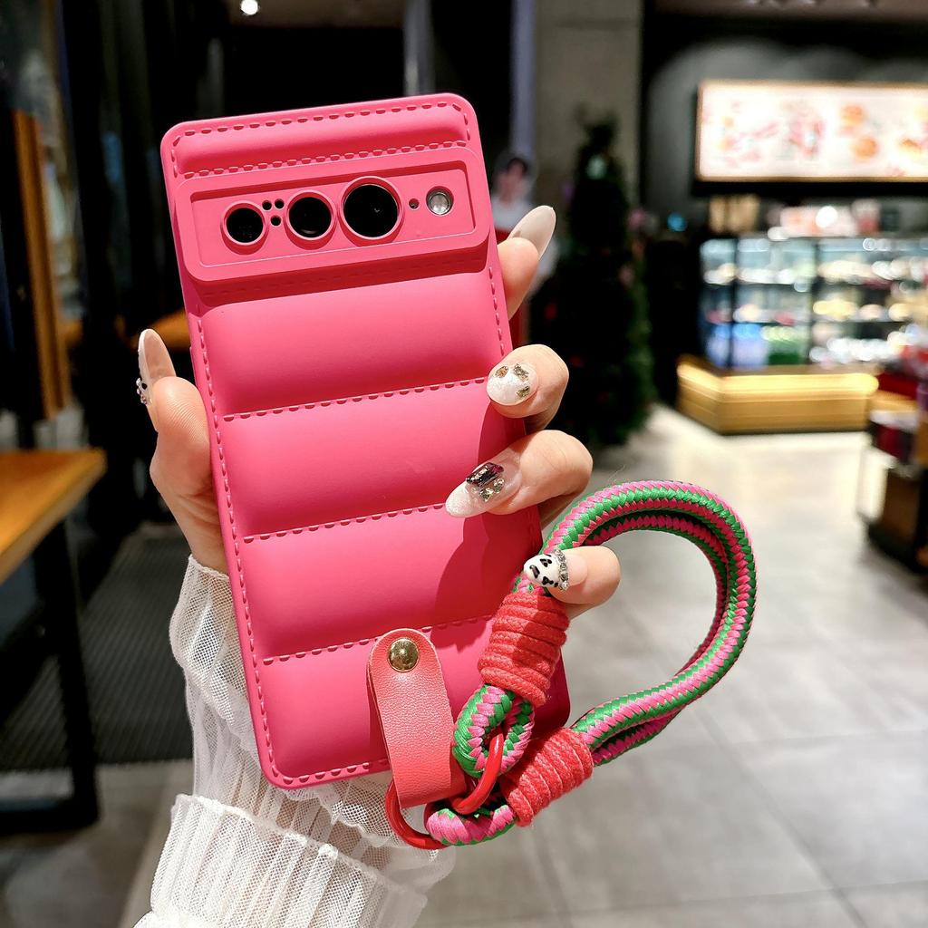 Anwendbare Google Pixel Hüllen Kollektion: Pixel 10 Daunenjacke, Pixel 6 Leder-Handgelenkband, Pixel 8 Vollschutzhülle.