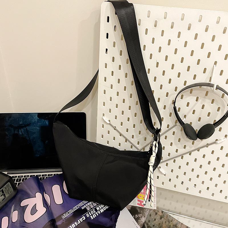 

Lightweight versatile canvas bag women s new summer popular messenger bag niche shoulder dumpling bag чорний
