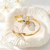 Retro Romantisches Emaille Doppelblumen Manschettenarmband Goldfarben Öffnend Florale Armreifen für Damen Sommerurlaub Hochzeits Schmuck