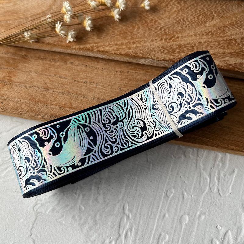 

2,5 см x 4,5 м/рулон Несколько цветов Головной убор Шляпа Горячее тиснение Узор Брошь Значок Лазерный узор Подарочная коробка серебряный/чёрный