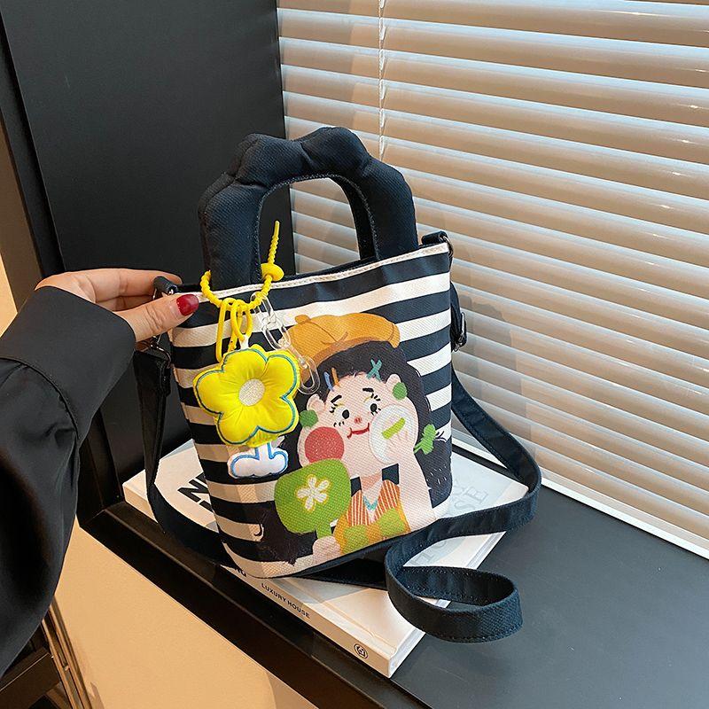 

Холщовая маленькая сумка 2025 Новая милая сумка с мультяшной росписью, женская сумка-ведро для переноски, универсальная наплечная сумка-мессенджер Black