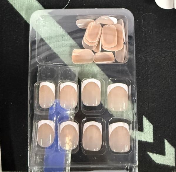 

24 шт. Накладні нігті короткі квадратні штучні нігті милі дизайни глянцеві накладні нігті нігті на Хелловін милі з повним покриттям клейкі нігті наклейки з клеєм 2 мл One Size