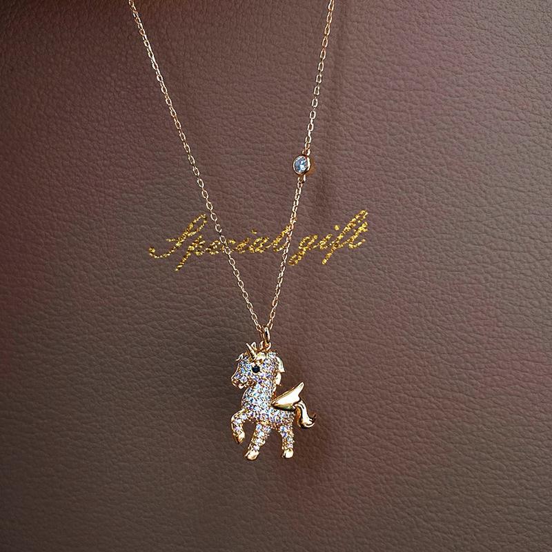 Collier pendentif cheval en cristal de luxe pour femme Pendentif animal en strass brillant Chaîne de clavicule élégante Bijoux de fête pour filles Cadeau