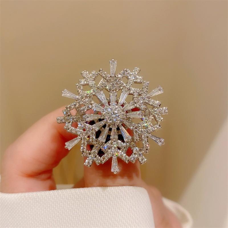 Snowflake Zircon Rotatable Brooch, Super Beautiful and High-end Three-dimensional Brooch, Feminine Temperament, Suit Coat, Pin Buckle
