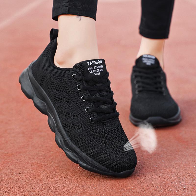 Summer new shoes, large mesh breathable sneakers, lightweight soft soles, built-up dancing shoes, running shoes