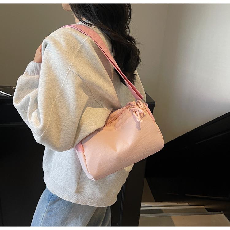 Canvas Bag Women's Spring and Summer Versatile New Shoulder Messenger Bag Sports and Leisure Premium Pillow Bag
