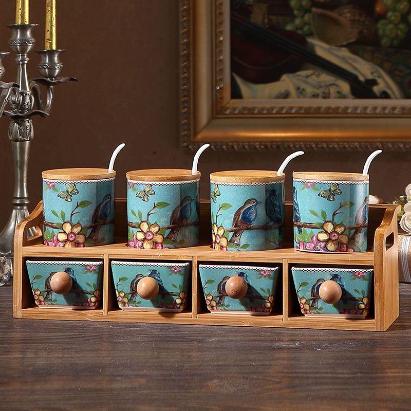 Элегантный набор стеклянных и керамических емкостей для специй