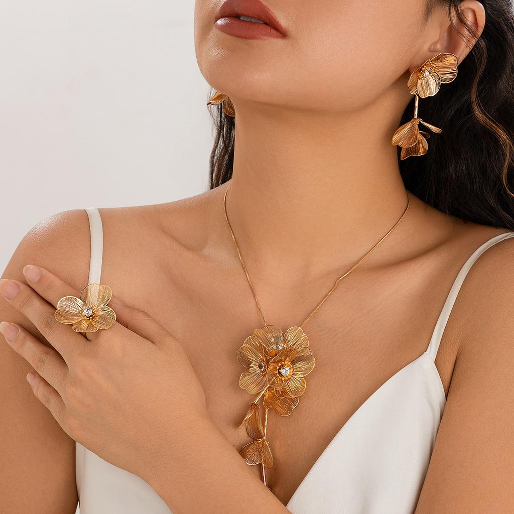 Niche Sweet And Cool Ginkgo Biloba Leaf Fringed Necklace Female Design Sense Diamond Three-Dimensional Flower Necklace Choker