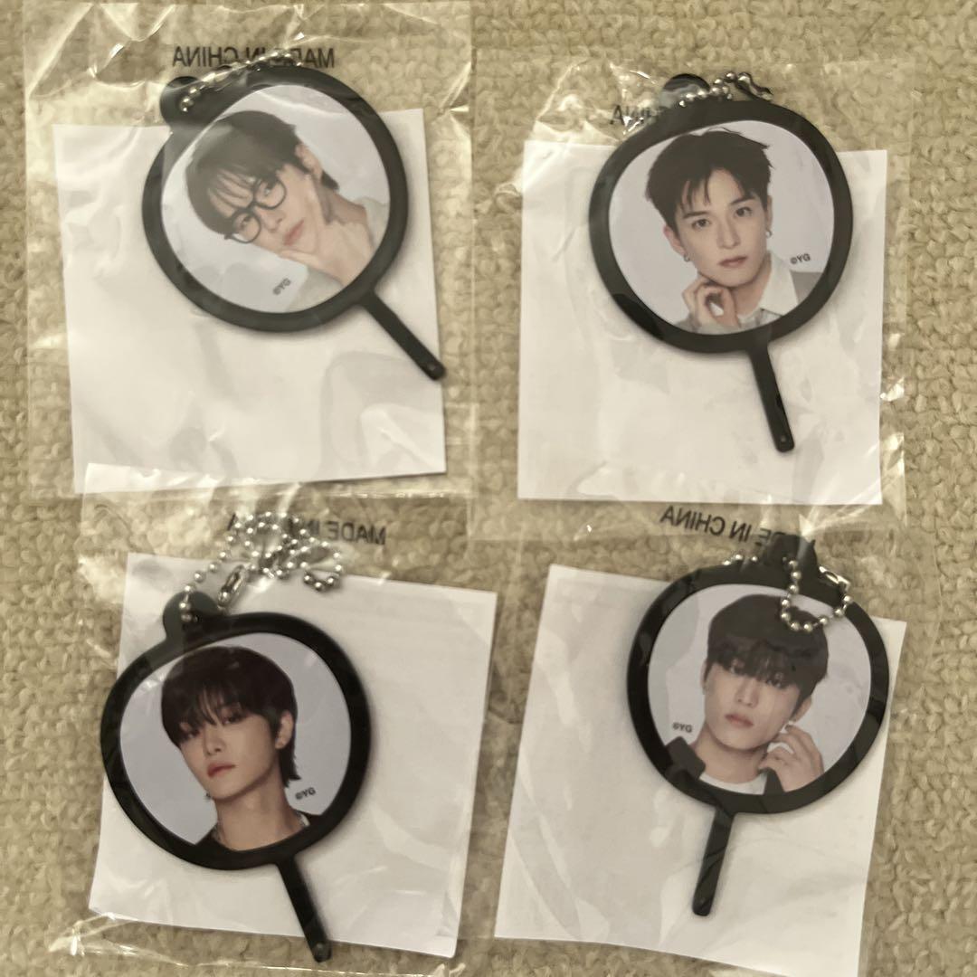 

[USED] TREASURE Capsule Toy Mini Fan Keychain