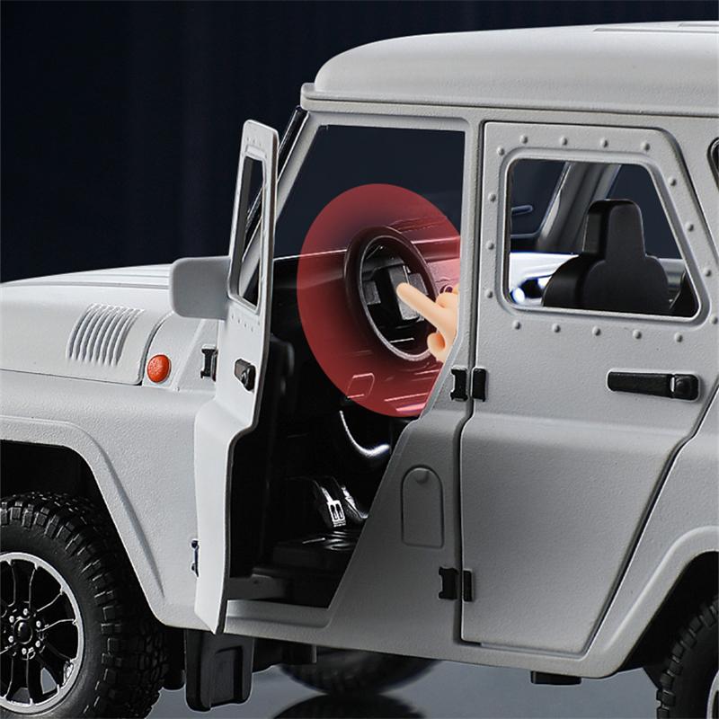 1/18 Scale UAZ Hunter Alloy Car Model Diecasts Metal Off-road Vehicles Car Model Sound and Light Simulation Collection Kids Toys Gifts