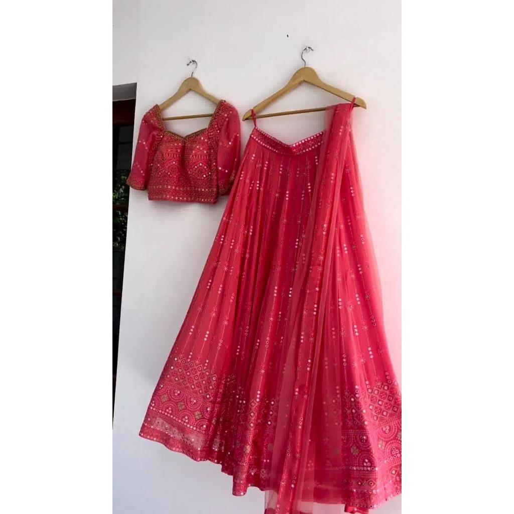 Neue attraktive und schöne Partykleidung aus Lehenga Choli aus Seide