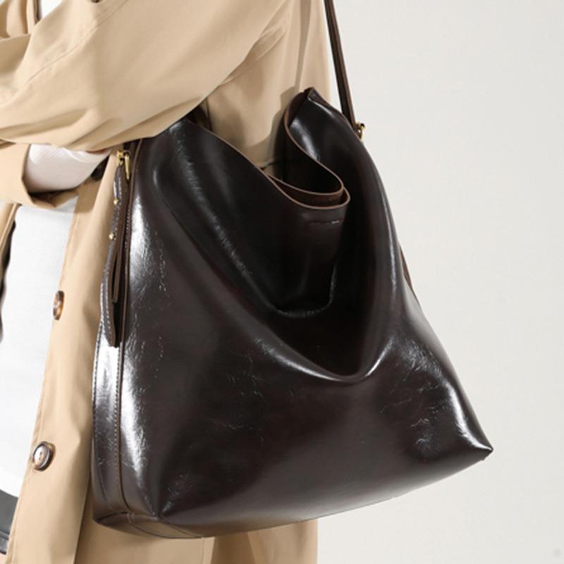 Large-capacity commuter bag women's autumn new fashion retro tote bag autumn and winter broadband armpit bag