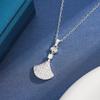 Elegante Collana in Acciaio di Titanio con Diamanti e Ciondolo a Forma di Ventaglio