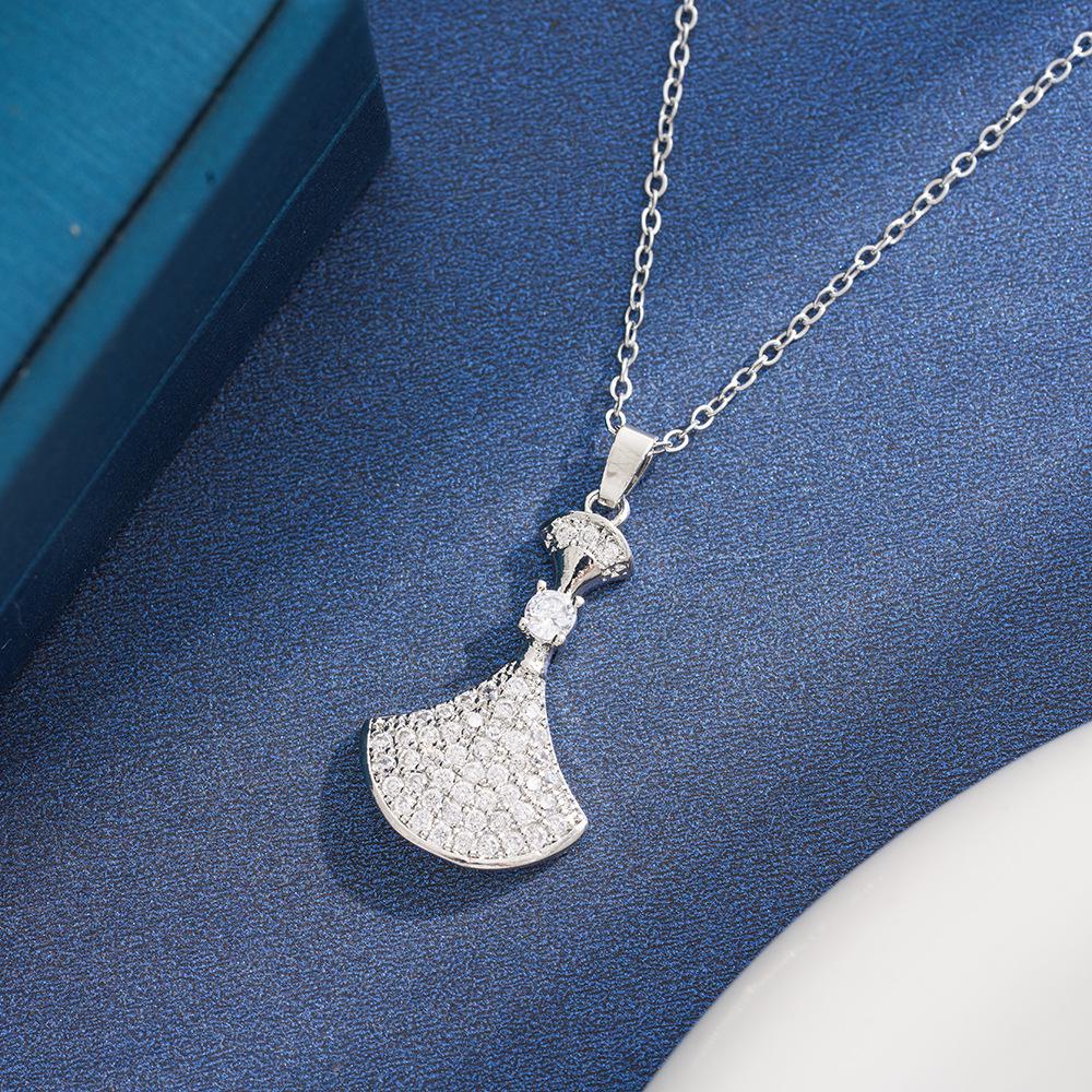 Elegante Collana in Acciaio di Titanio con Diamanti e Ciondolo a Forma di Ventaglio