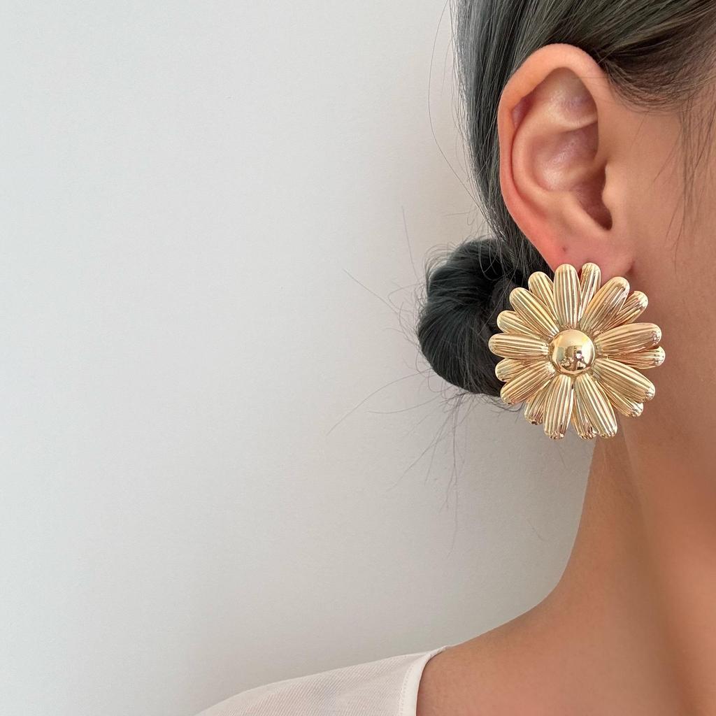 Retro Daisy Earrings: High-End Fashion Exaggerated Studs