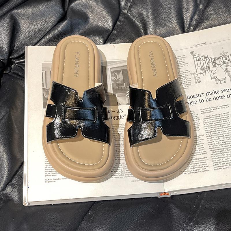 

Шлепанцы на толстой подошве H-word для женской летней носки 2025 новые модели с юбками французские пляжные шлепанцы на мягкой подошве с прохладным эффектом 35