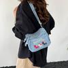 Borsa a tracolla da donna in denim con ricamo floreale