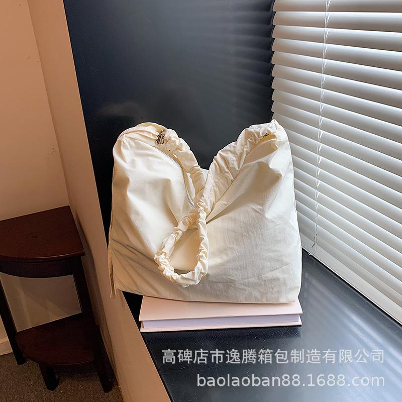 

Нова повсякденна нейлонова сумка великої місткості 2024 року, модна та високоякісна однотона сумка через плече