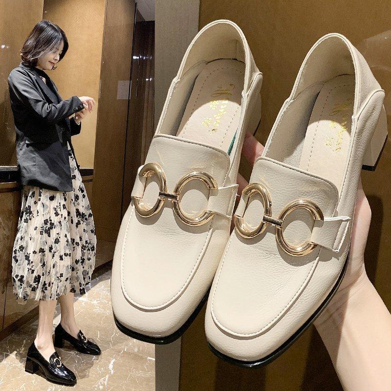 

Женская обувь, корейские лоферы с металлическими пуговицами, черно-белые кожаные туфли в британском стиле, модные женские модельные туфли на высоком каблуке