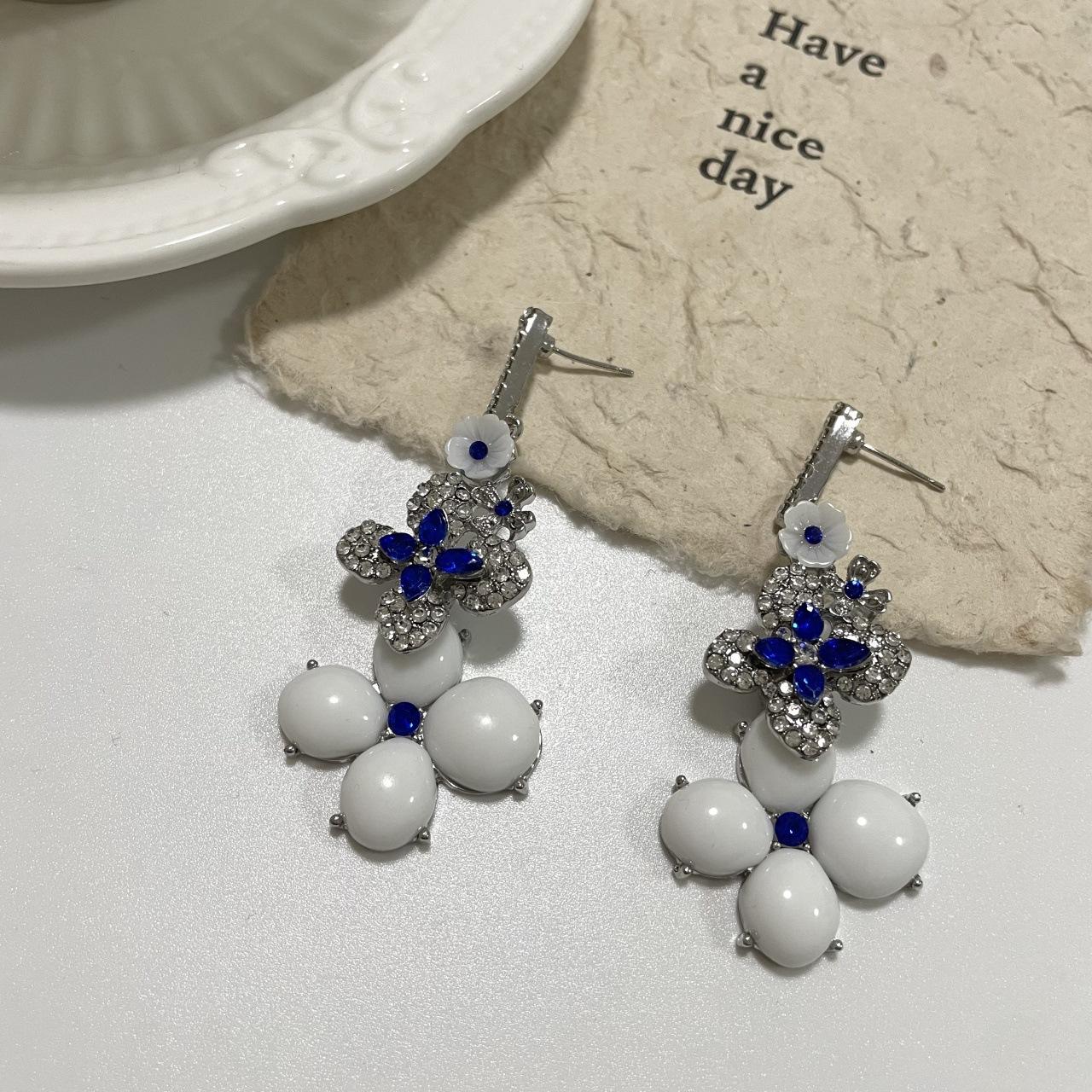 

Fashionable and Elegant Flower Long Earrings French Retro High-end New Style Trendy