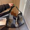 Large Capacity Messenger Bag Casual and Lightweight Plaid Design with Adjustable Shoulder Straps Fashionable Shoulder Bag KTB