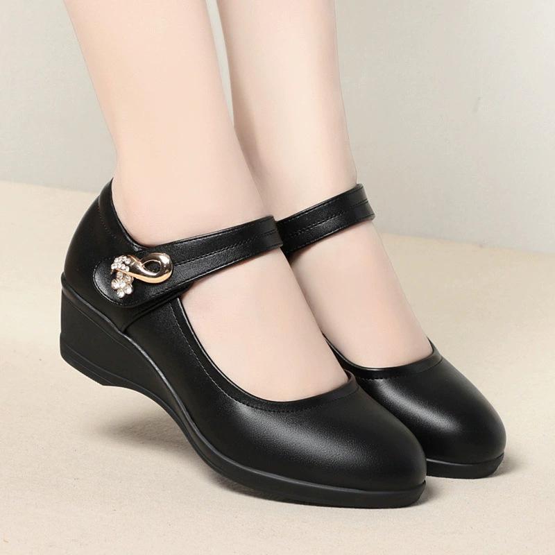 Mom shoes slope heel middle-aged single shoes spring, summer and autumn word with round head versatile shoes soft sole women's leather shoes