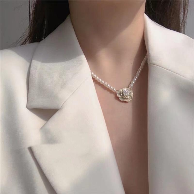 Charm Pearl Beaded White Camellia Flower Pendant Necklace for Women New Korea Fashion Collarbone Chain Jewelry Accessories Gift