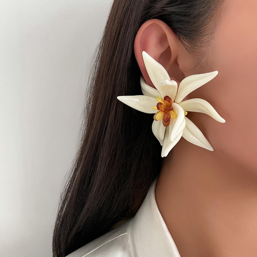 Ingemark Vintage Creative CCB White Big Flower Stud Earrings Women Trendy Geometric Pierced Earring New Year Jewelry Accessories