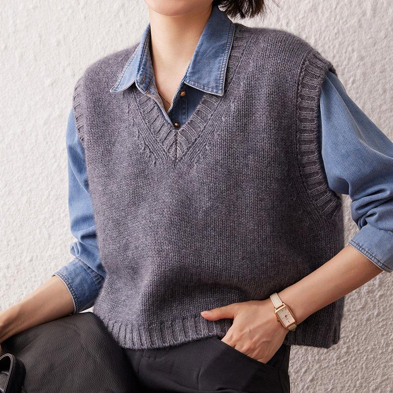 Women's Vintage V-neck Cashmere Sweater Vest: Short Loose Knit for Autumn & Winter Fashion