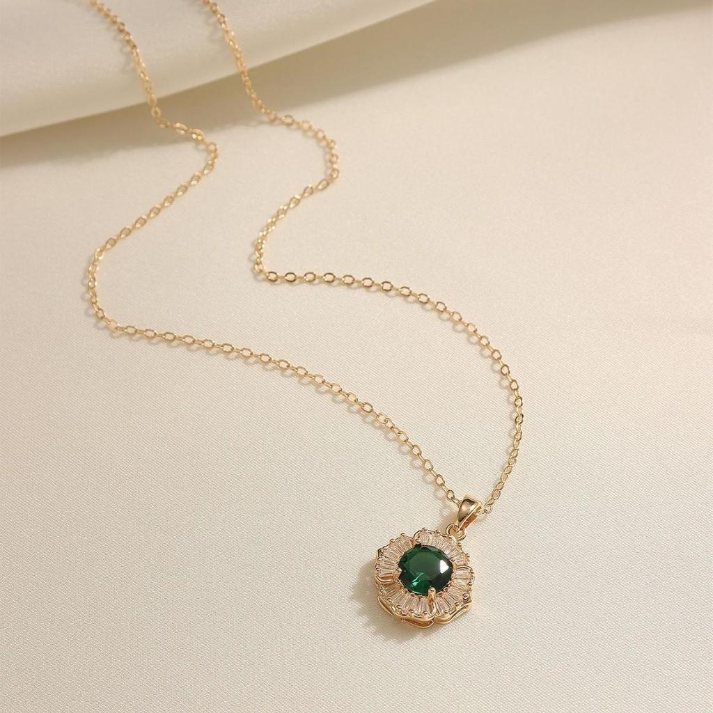 2026 High-End Green Zirconia Necklace & Ring Set, Micro-Paved Retro Clavicle Chain in Goddess Style.