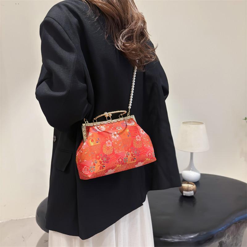 2024 New Chinese Style Pink Embroidered Pearl Chain Handbag Trendy Retro Shoulder Bag Women's Wedding Handbag Dinner Clip Bag