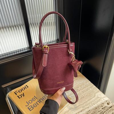 Weinrote Handtaschen für Damen Herbst Winter Wildleder Buchstaben Vielseitige Mini Schultertasche Vintage Schlichte Pendler Umhängetaschen