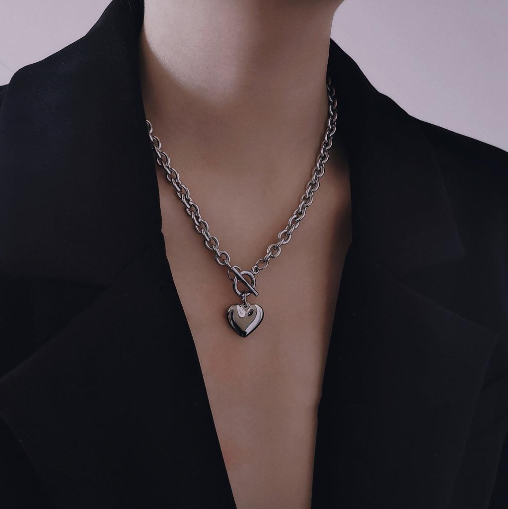 Design Sense Love Pendant Clavicle Chain Ot Buckle Hip Hop Bouncing Peach Heart Cold Wind Necklace Female
