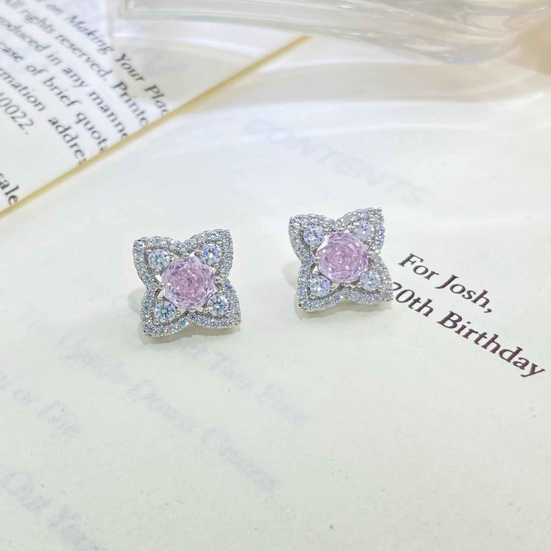 Элегантные серьги-пусеты с цирконом в виде четырехлистного клевера - Женские украшения класса люкс