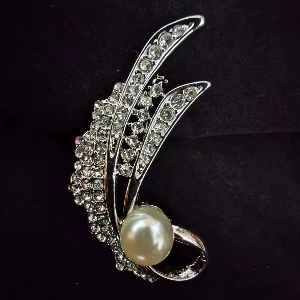 High-End Luxury Flower Pearl Brooch and Corsage Pin – Creative Versatile Accessory