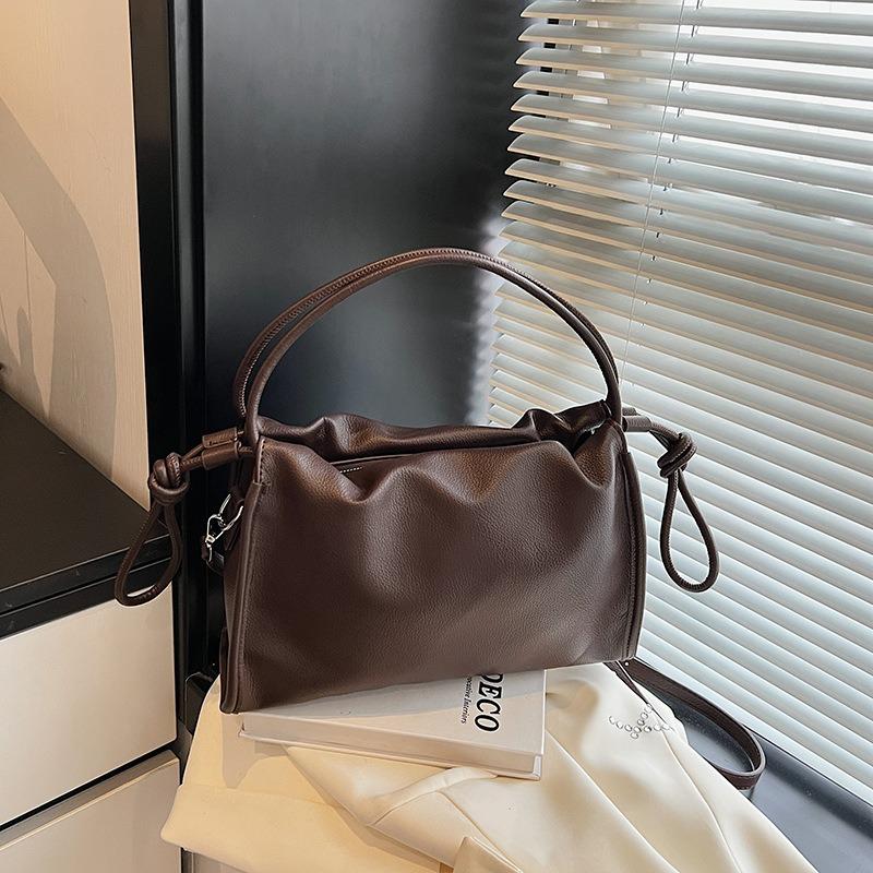 Nischdesign plisserad axelväska dam ny mångsidig litterär axelväska stor kapacitet messenger bag