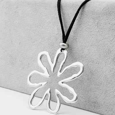 1 ks Jednoduchý Retro Personalizovaný Dutý Květ Petalové Štěstí Tráva Dlouhý Svetrový Řetězový Náhrdelník