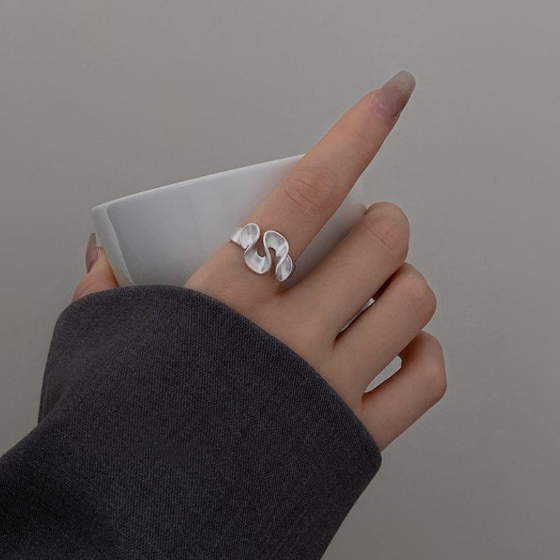 Women's Personalized Pleated Wave Thumb Ring - Niche Design Openwork Index Finger Fashion