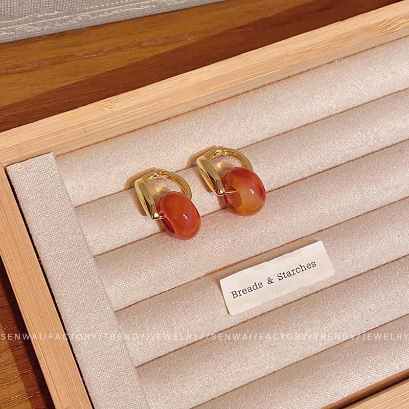 

Hong Kong style retro fashion round bead ear buckle women s light luxury high-end temperament versatile earrings unique personality earrings
