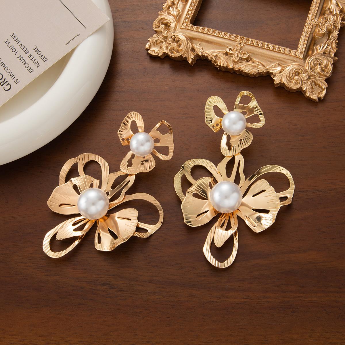 Heavy Industry Hollow Metal Flower Pearl Earrings Light Luxury High-End Stud Earrings Niche Personality Fashion Earrings