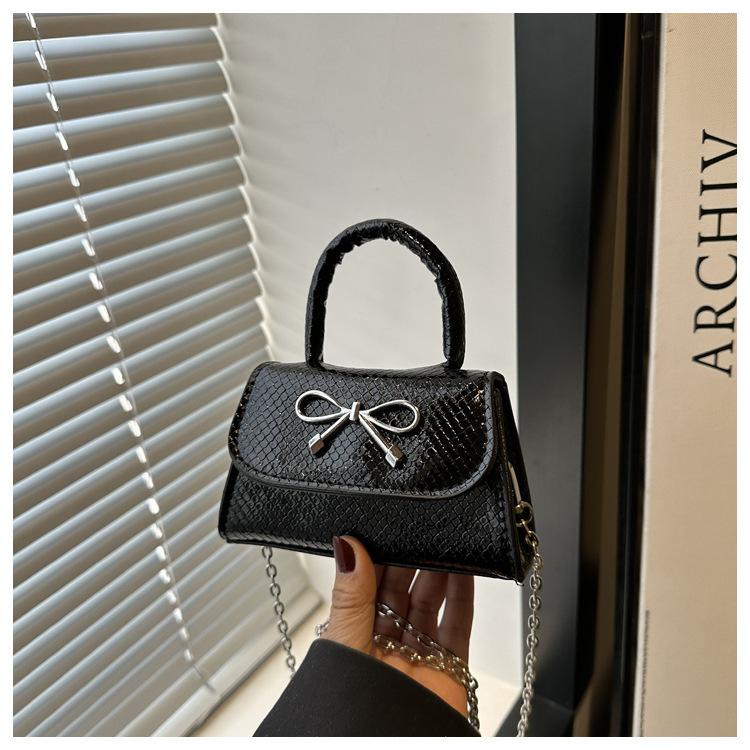 

2025 модная новая маленькая квадратная сумка с декоративным бантом, темпераментная сумочка премиальной текстуры, на плечо, кроссбоди, женская сумка чёрный