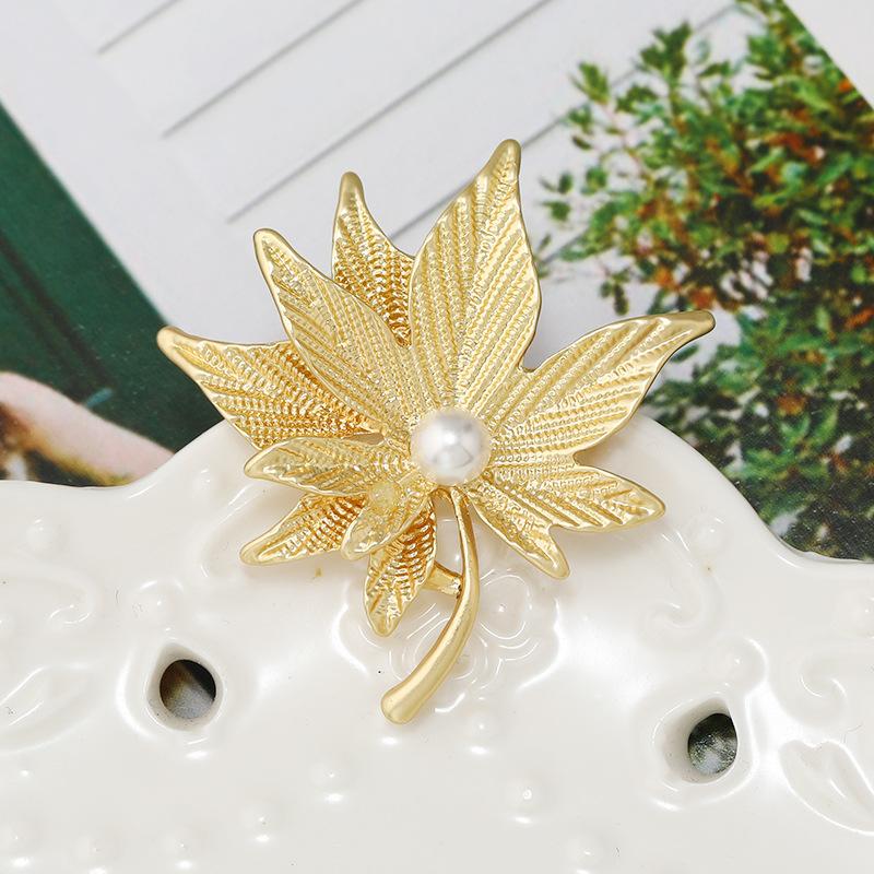 

Ретро брошь высокого класса с жемчугом и кленовыми листьями в два слоя, женская мода и красота, булавка для свитера и блейзера с аксессуарами