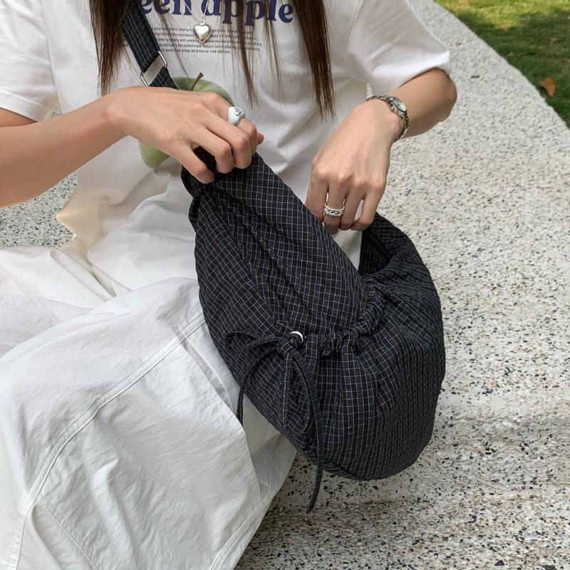 Oval-shaped Large-capacity Pleated Check-pattern Bag, Suitable for Commuting, Single-shoulder Crossbody Bag