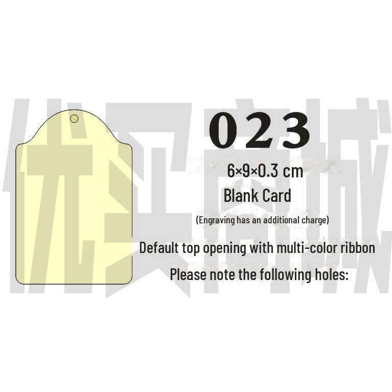 Gravovaná dřevěná karta s přáním s prázdnou visačkou a závěsnou cedulkou