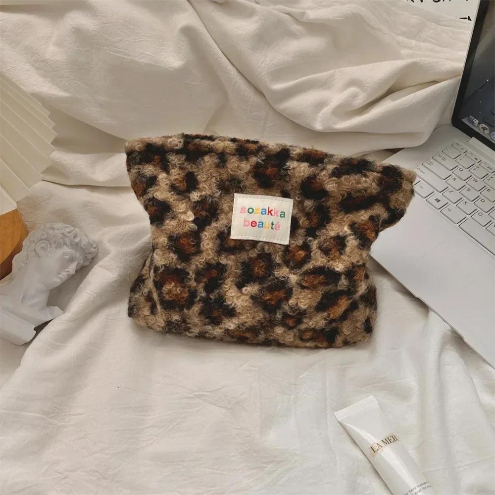 Fashion Retro Striped Clutch Bag Women Cosmetic Bag Plush Toiletry Bag Makeup Bags Makeup Pouch Case Travel Cosmetic Organizer